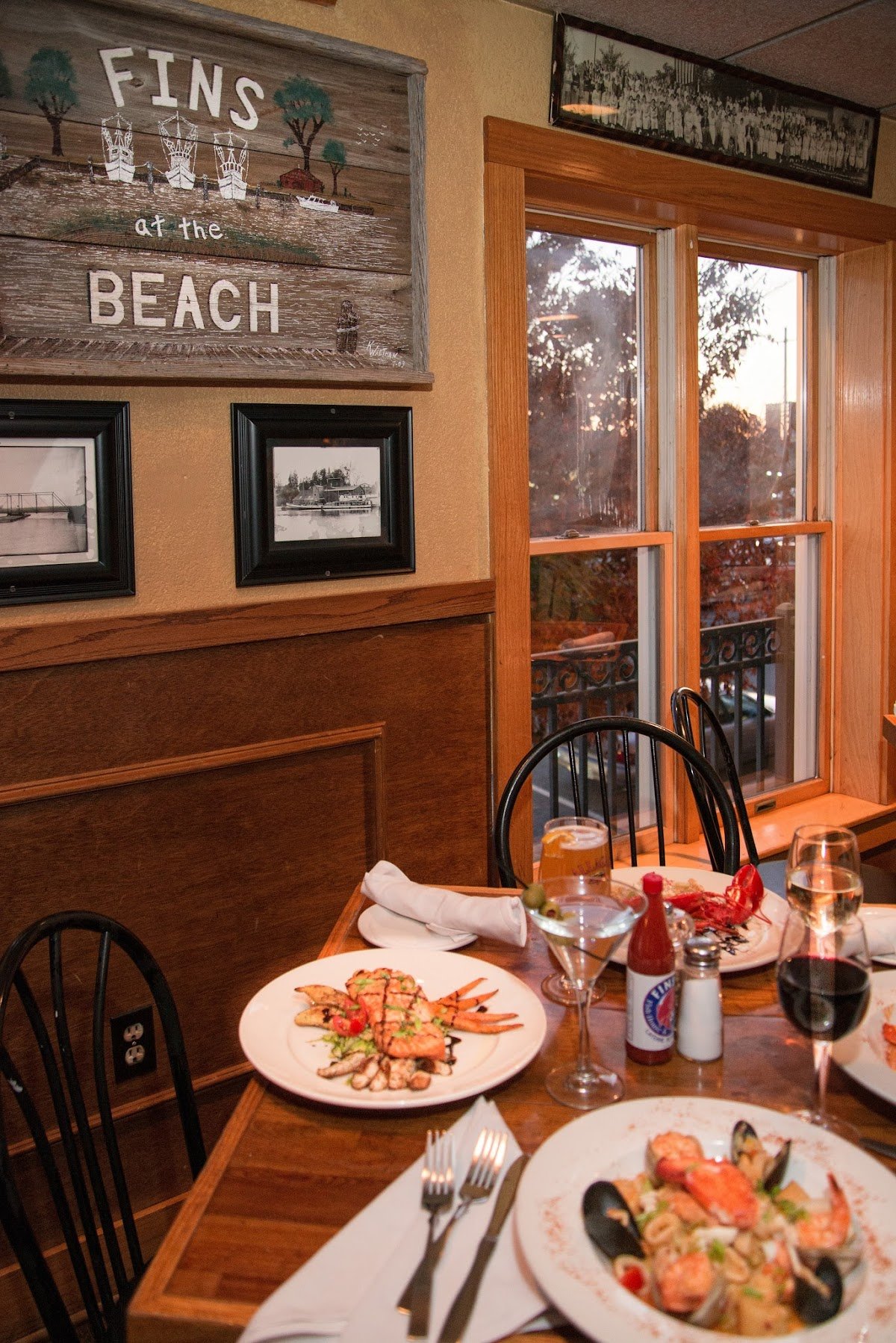 FINS Fish House & Raw Bar restaurant photo